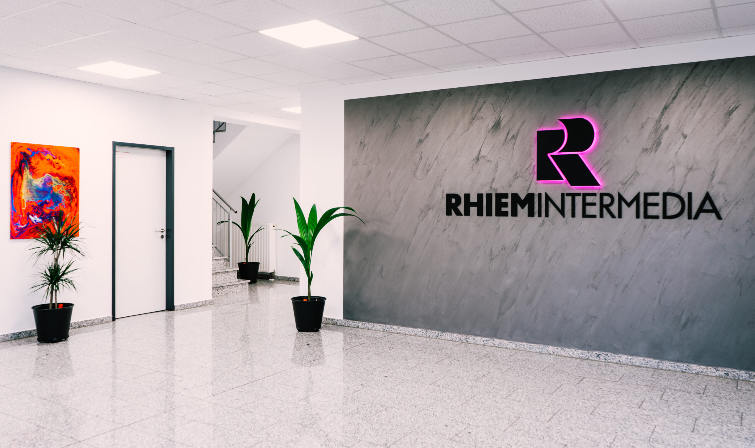 DAs Bild zeigt den Haupteingang der RHIEM Intermedia, Shopware Agentur